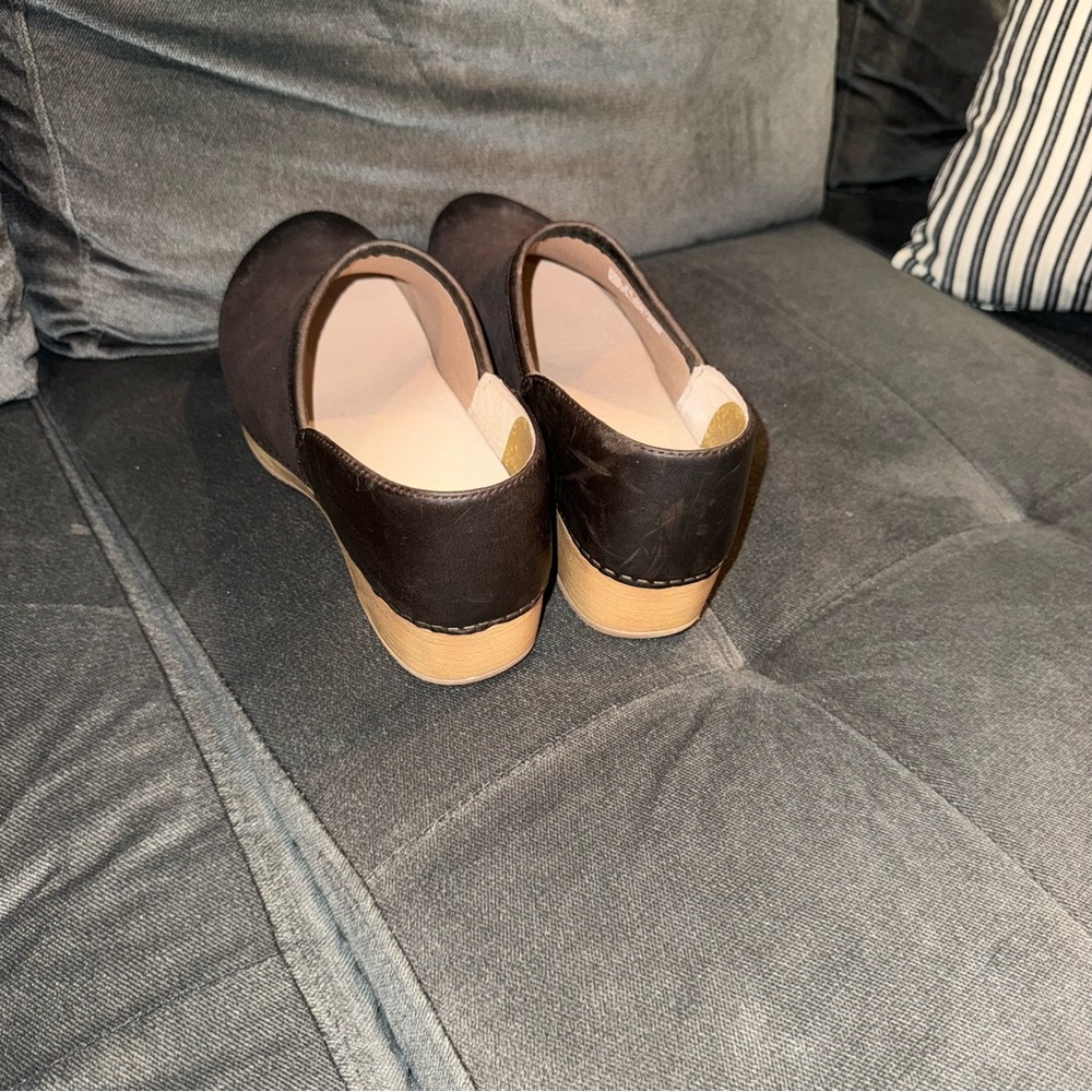 Dansko Brenna Women's Clogs, Chocolate Burnished Suede Sz. 39 (8.5/9) - Picture 3 of 6